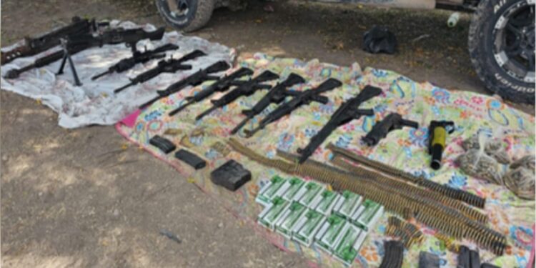 En Navolato, aseguran 12 armas largas y municiones tras reconocimientos terrestres; destacan dos ametralladoras, un fusil Barrett y un aditamento lanzagranadas