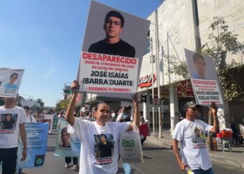 “Me hace falta mi hijo”: a un año, familias marchan por estudiantes de aviación desaparecidos; uno es ciudadano estadounidense