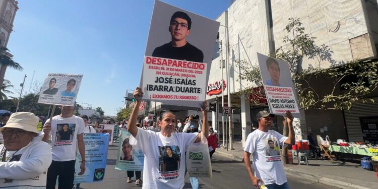 “Me hace falta mi hijo”: a un año, familias marchan por estudiantes de aviación desaparecidos; uno es ciudadano estadounidense