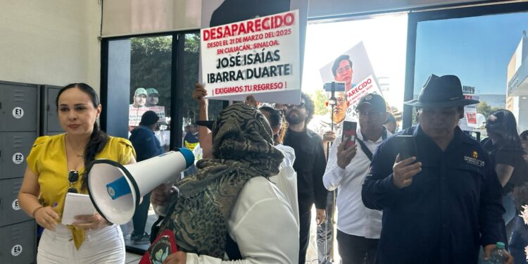 Irrumpen madres buscadoras en Fiscalía de Culiacán; reclaman diálogo con la titular