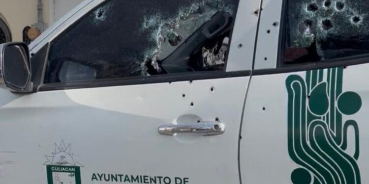 Ataque armado en Villa Universidad deja un muerto dentro de camioneta oficial del municipio de Culiacán