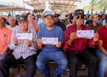 Entregan tarjetas del programa Bienpesca a pescadoras y pescadores de El Colorado, Ahome