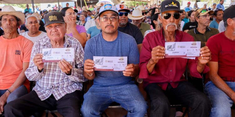 Entregan tarjetas del programa Bienpesca a pescadoras y pescadores de El Colorado, Ahome