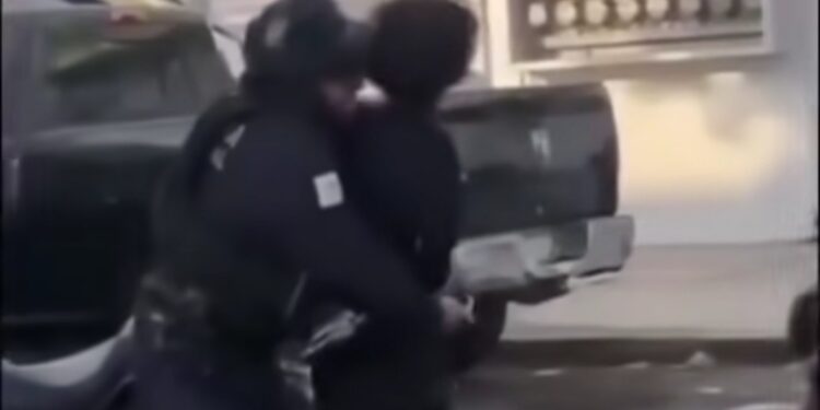 Adolescente asesinó a balazos a dos maestras por no dejarlo entender a la escuela por llegar tarde