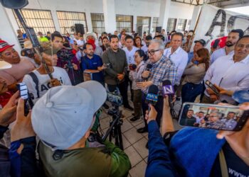 Irrupción y pancartas obligan a suspender acto de Mexinol en Topolobampo