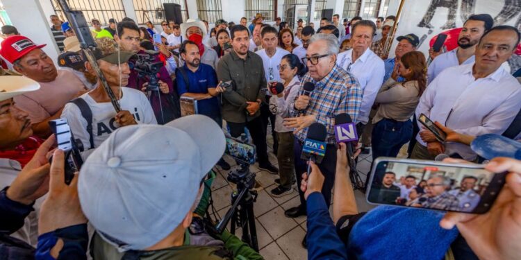 Irrupción y pancartas obligan a suspender acto de Mexinol en Topolobampo