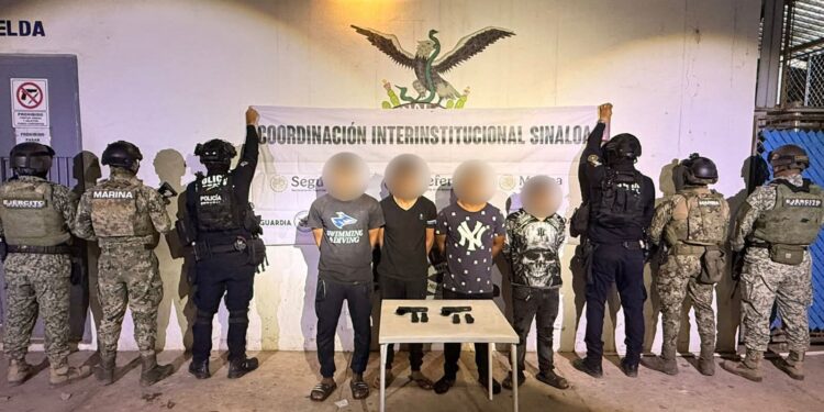 Tras ataque a balazos contra una casa en Mazatlán, militares localizan a cuatro sujetos con armas dentro de la vivienda