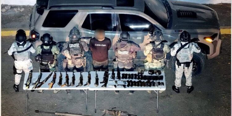 Grupo Interinstitucional detiene a una persona y asegura 17 armas, entre ellas un fusil Barrett calibre .50, aditamentos lanzagranadas, vehículos y equipo táctico
