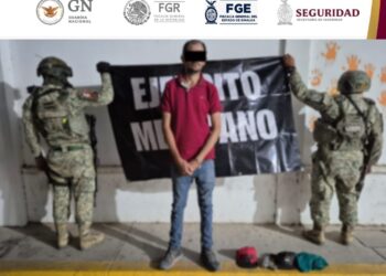 En Culiacán, el Grupo Interinstitucional detuvo a un civil como presunto responsable de un asalto; se aseguró una réplica de arma de fuego