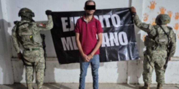 En Culiacán, el Grupo Interinstitucional detuvo a un civil como presunto responsable de un asalto; se aseguró una réplica de arma de fuego