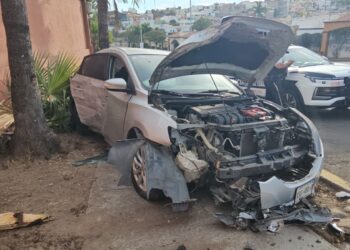 Joven mujer resulta lesionada al provocar un accidente vial sobre la avenida Álvaro Obregón