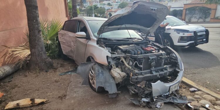 Joven mujer resulta lesionada al provocar un accidente vial sobre la avenida Álvaro Obregón