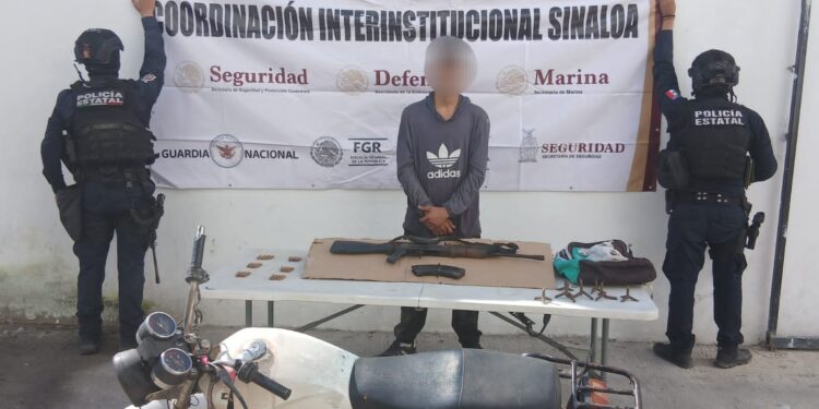 En operativos en Escuinapa, la Base de Operaciones Interinstitucional detuvo a un masculino con un fusil, municiones y ponchallantas