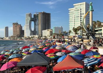 Playas de Sinaloa registran una gran afluencia de turistas esta Semana Santa