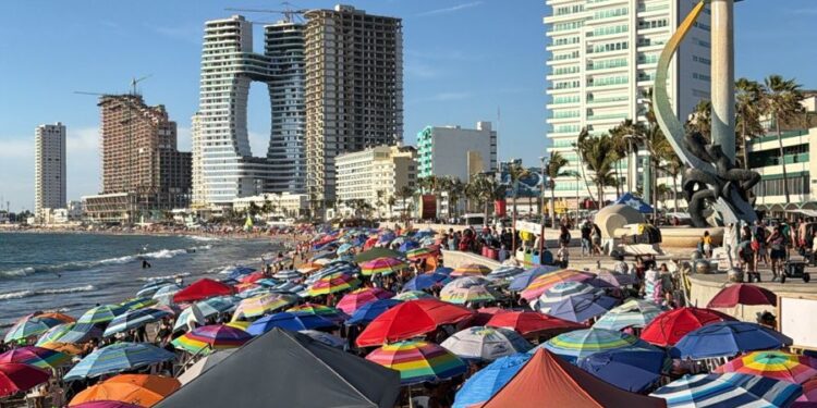 Playas de Sinaloa registran una gran afluencia de turistas esta Semana Santa