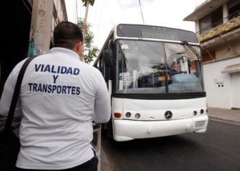 Realizan inspectores operativo de verificación de unidades de transporte urbano, para mejorar el servicio