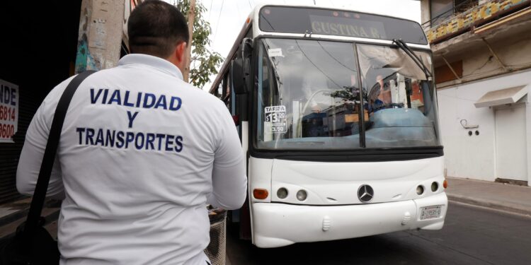 Realizan inspectores operativo de verificación de unidades de transporte urbano, para mejorar el servicio