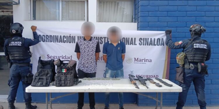 En Culiacancito, detienen a 2 civiles con fusiles, cargadores, cartuchos y drogas