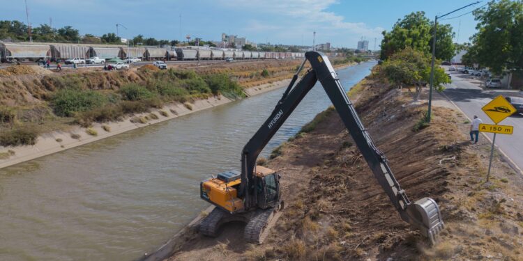 Avanza limpieza del talud en el Eje Federalismo para recuperar espacio público