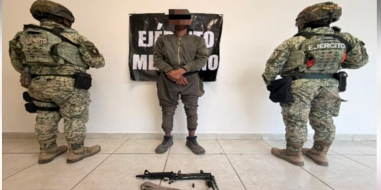 En la colonia Buenos Aires, en Culiacán, el Grupo Interinstitucional detuvo a un civil armado