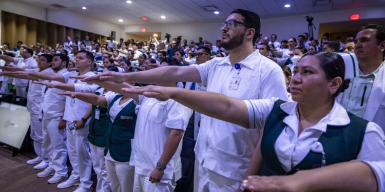 Gobernador Rocha y director del IMSS Bienestar, Alejandro Svarch, dan la bienvenida a 154 especialistas de la salud