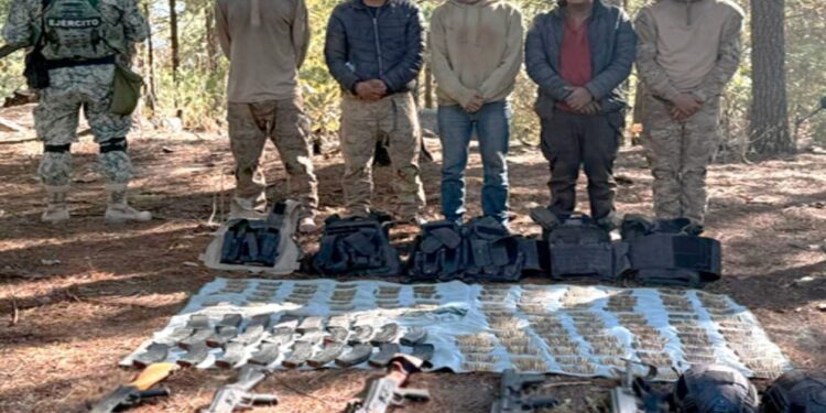 Tras una agresión en Badiraguato, el Grupo Interinstitucional detuvo a 5 presuntos delincuentes; les aseguraron armamento, entre ellos un lanzagranadas