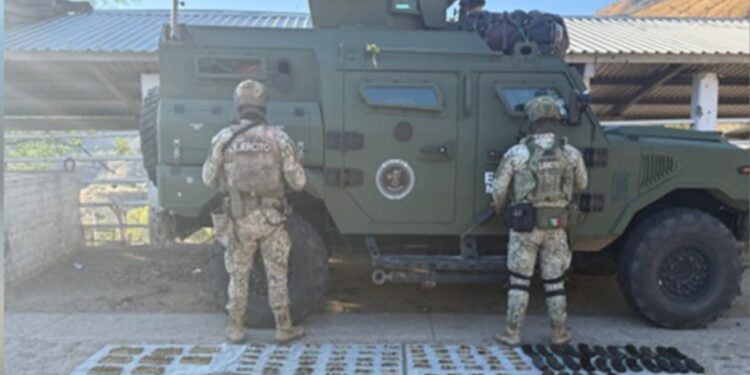En distintos poblados de Badiraguato, el Grupo Interinstitucional aseguró armas, cargadores, municiones y decenas de artefactos explosivos