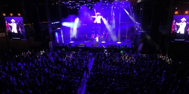 Más de 10 mil personas asisten al concierto de Pancho Barraza en la Semana de la Moto