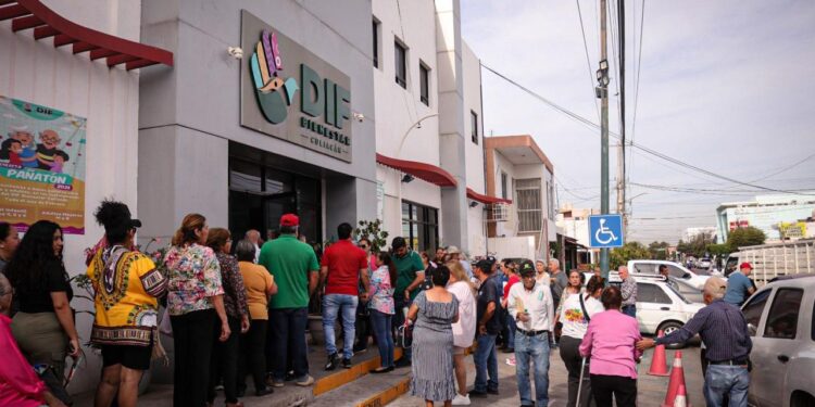 Más de 700 personas acuden a registro de apoyos de lentes y aparatos auditivos en DIF Culiacán