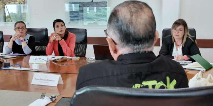 Ministra de Medio Ambiente de Colombia miente para justificar lo inaceptable, la matanza de 80 hipopótamos; México de ninguna maneranse niega a recibirlos en zoológicos: AZCARM