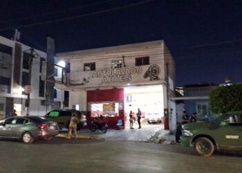 Asesinan a balazos a un hombre en su negocio de autolavado