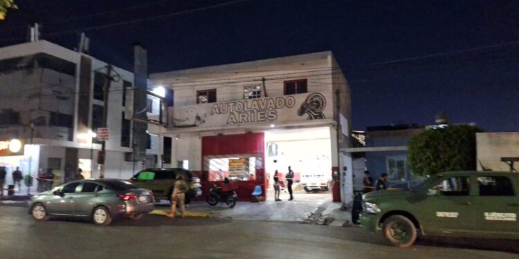 Asesinan a balazos a un hombre en su negocio de autolavado