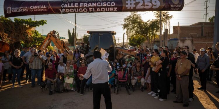 Juan de Dios Gámez lleva pavimentación a la Guadalupe Victoria; suma más de mil mdp en 403 calles