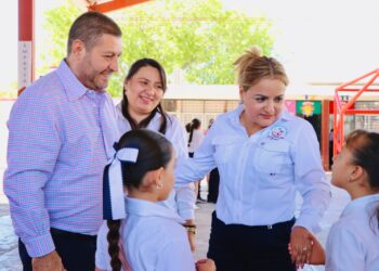 Alumnos de primaria de Badiraguato reciben sorpresas con motivo del Día del Niño; José Paz López presente en el Lunes Cívico