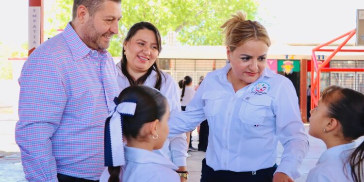 Alumnos de primaria de Badiraguato reciben sorpresas con motivo del Día del Niño; José Paz López presente en el Lunes Cívico