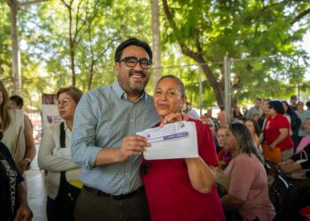 “Es un reconocimiento al trabajo y esfuerzo de todas las mujeres”: Juan de Dios Gámez durante la entrega de tarjetas de Pensiones Mujeres Bienestar