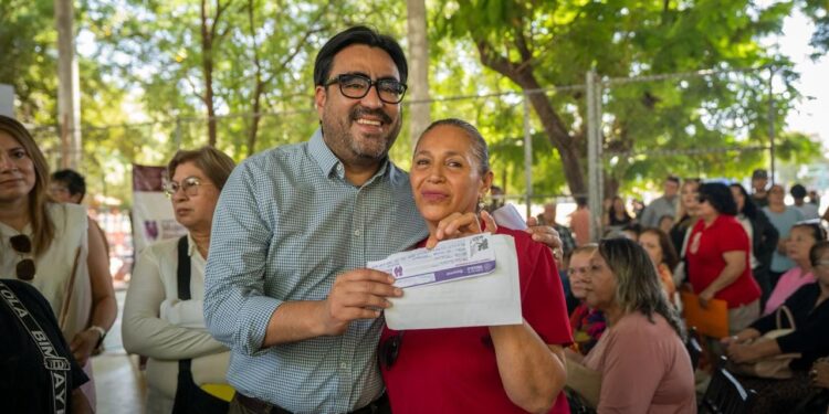 “Es un reconocimiento al trabajo y esfuerzo de todas las mujeres”: Juan de Dios Gámez durante la entrega de tarjetas de Pensiones Mujeres Bienestar