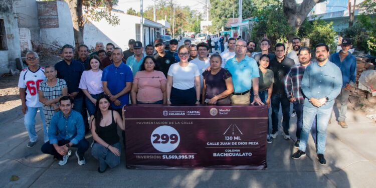 Entregan pavimentación de la calle Juan de Dios Peza en Bachigualato; vecinos agradecen obra
