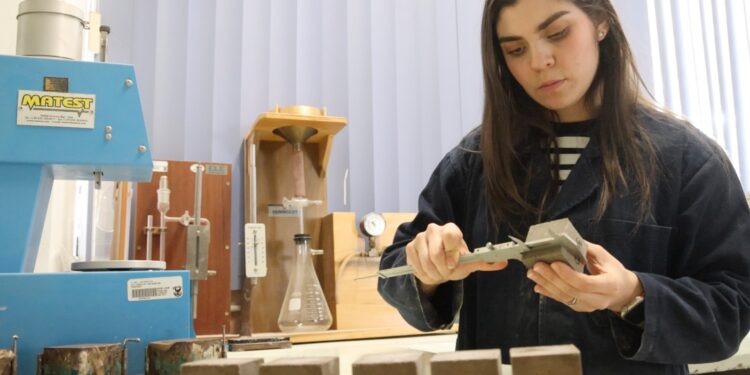 Científica sinaloense desarrolla cementos con menor impacto ambiental