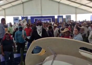 Irrupción y pancartas obligan a suspender acto de Mexinol en Topolobampo
