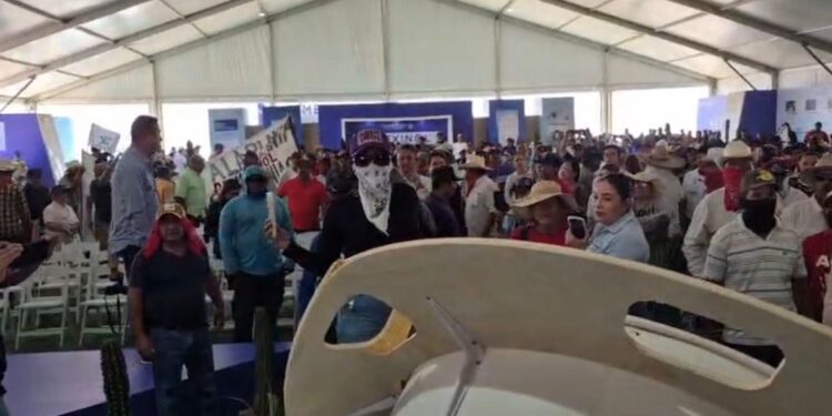 Irrupción y pancartas obligan a suspender acto de Mexinol en Topolobampo