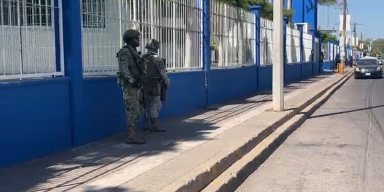 Alarma en escuelas de Culiacán por mensajes de amenaza; refuerzan seguridad en planteles