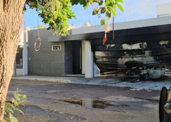 Vandalizan y prenden fuego a residencia en la colonia Las Quintas de Culiacán