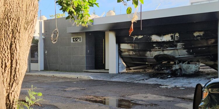 Vandalizan y prenden fuego a residencia en la colonia Las Quintas de Culiacán
