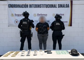 Tras una persecución en Culiacán, el Grupo Interinstitucional detuvo a una mujer armada y con presunta droga; se le relaciona con un ataque armado