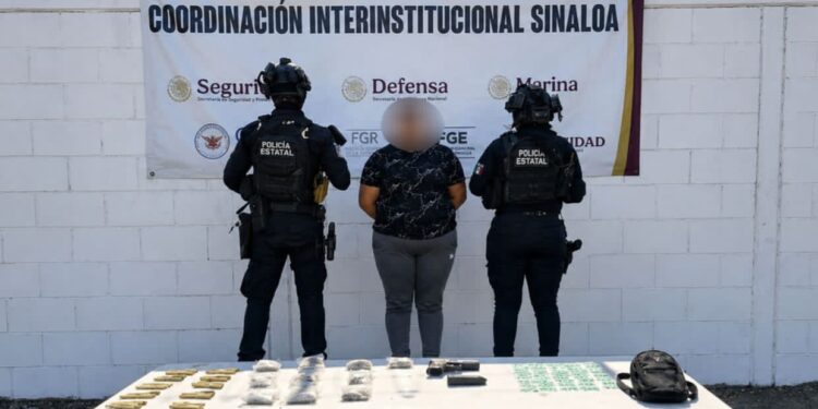 Tras una persecución en Culiacán, el Grupo Interinstitucional detuvo a una mujer armada y con presunta droga; se le relaciona con un ataque armado