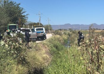 Persecución en Mocorito culmina con la detención de dos hombres y el aseguramiento de equipo táctico y camioneta robada