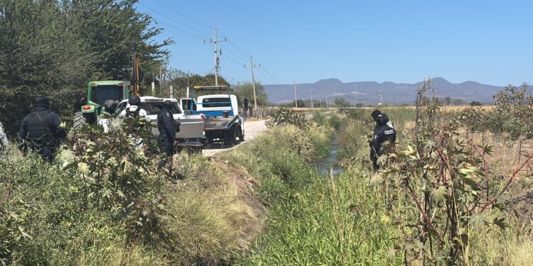 Persecución en Mocorito culmina con la detención de dos hombres y el aseguramiento de equipo táctico y camioneta robada