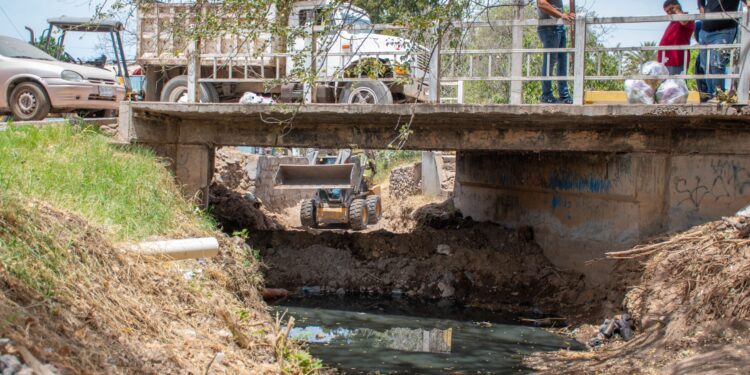 Fortalecen trabajos de limpieza y desazolve de arroyos y pluviales en la ciudad