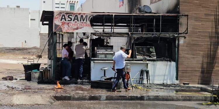 Incendio en asadero de carne moviliza a cuerpos de emergencia en Culiacán